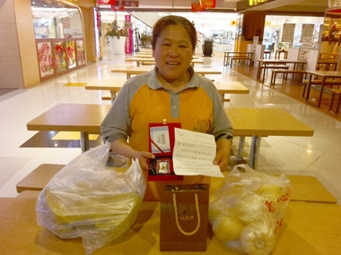 弘揚(yáng)誠信價(jià)值觀，傳遞社會(huì)正能量——濰坊銀座美食廣場(chǎng)保潔員拾金不昧受贊揚(yáng)