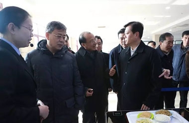 郭樹清省長觀看餐廳智能結算系統(tǒng)