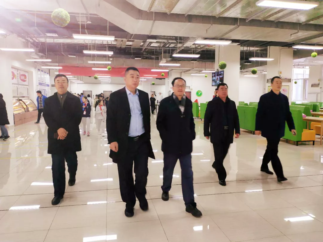 領導們蒞臨開業(yè)現(xiàn)場